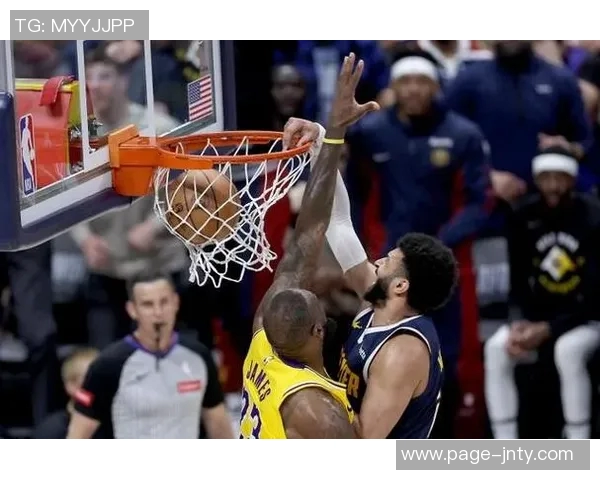 湖人防守升级穆雷被隐身LBJ篮下遭遇重击却未获哨声 湖人防守升级穆雷被隐身LBJ篮下遭遇重击却未获哨声